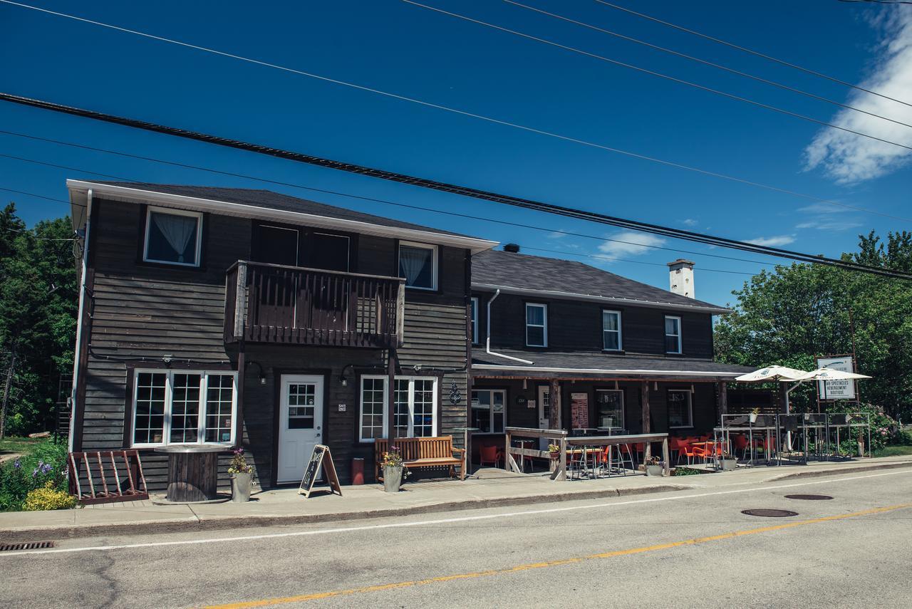 Auberge Et Salle De Spectacle La Fascine Isle-aux-Coudres Bagian luar foto
